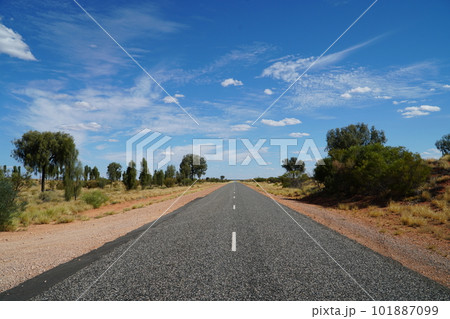 澄み渡る青空と道路 101887099