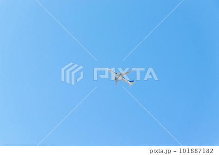 青い空と白い飛行機 青い空と白い飛行機 101887182