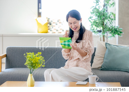 通帳を見て喜ぶ女性 通帳を見て喜ぶ女性 101887545