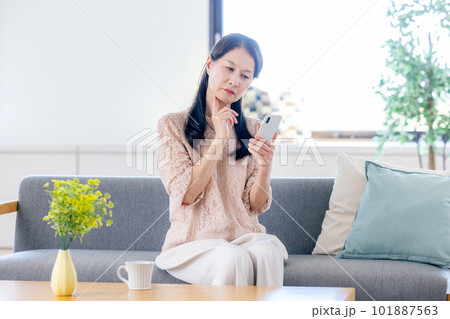 スマホを見て困るシニア女性 スマホを見て困るシニア女性 101887563