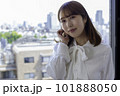 窓際での女性ポートレート① 101888050