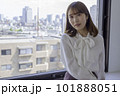 窓際での女性ポートレート② 101888051
