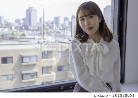 窓際での女性ポートレート② 窓際での女性ポートレート② 101888051