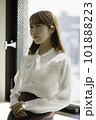 窓際での女性ポートレート③ 101888223