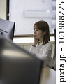 オフィスでの女性ポートレート① 101888225