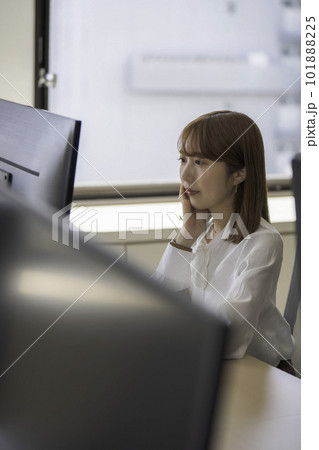 オフィスでの女性ポートレート① オフィスでの女性ポートレート① 101888225