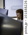 オフィスでの女性ポートレート② 101888226
