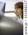 オフィスでの女性ポートレート③ 101888227