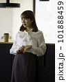 オフィスでの女性ポートレート② 101888459