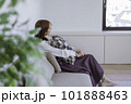 ソファーでくつろぐ女性 101888463