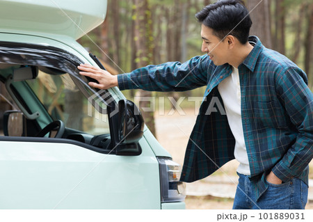 自慢のキャンピングカーで旅する男性 自慢のキャンピングカーで旅する男性 101889031