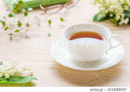 紅茶と花と洋書 紅茶と花と洋書 101889097