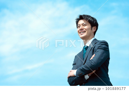 青空とビジネスマン 101889177