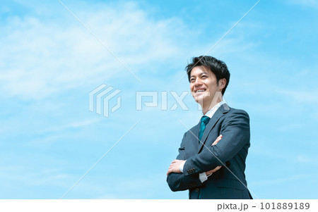 青空とビジネスマン 101889189