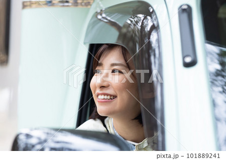 キャンピングカーで旅する女性 101889241