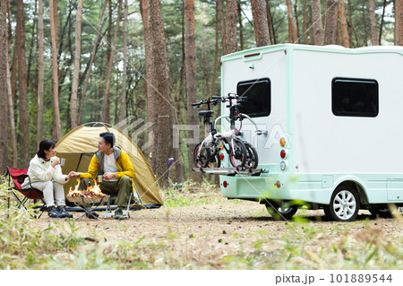 キャンピングカーで旅するカップル キャンピングカーで旅するカップル 101889544