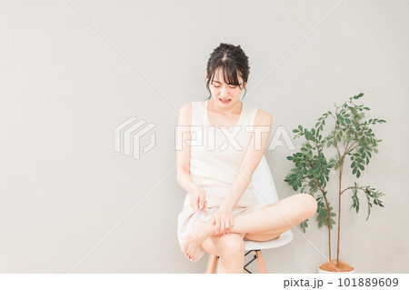 かかと・足裏にヤスリをかける乾燥に悩むアジア人女性 101889609