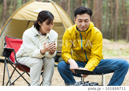 キャンピングカーで旅するカップル 101889711