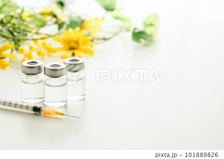 注射器とバイアル 美容注射や美容整形のイメージ写真 注射器とバイアル 美容注射や美容整形のイメージ写真 101889826