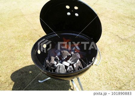 バーベキュウのコンロで火起こし 101890883