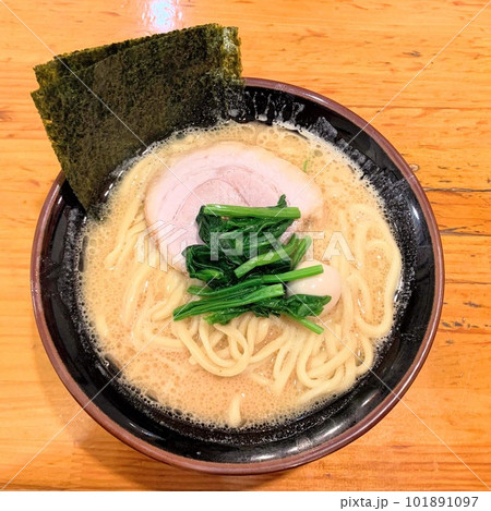 美味しそうな具が乗った濃厚家系ラーメン 101891097