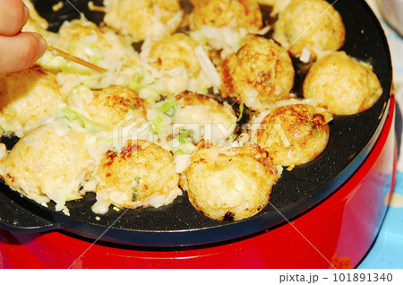 タコ焼き器でタコ焼きを作る タコ焼き器でタコ焼きを作る 101891340