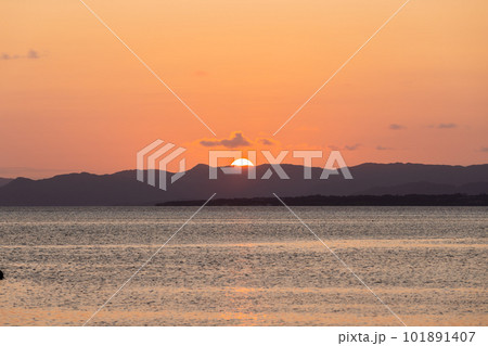 竹富島　西桟橋からの夕景 101891407