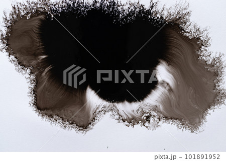 滲む黒いインク 101891952