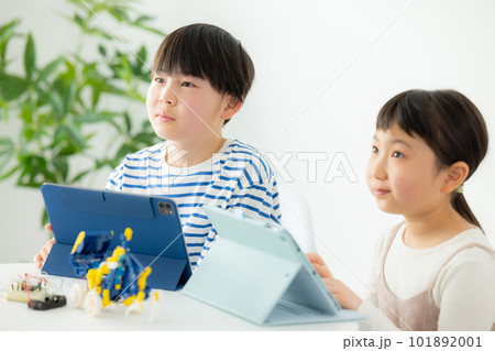 小学生　タブレット学習 101892001
