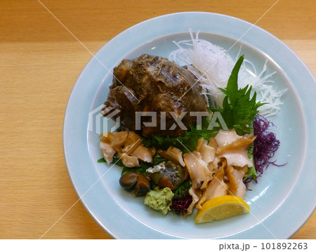 コリコリとした歯ごたえと旨み、アカニシガイの刺身の写 101892263