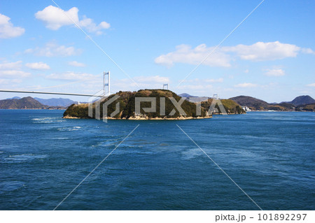 穏やかな春の日の来島海峡航路 穏やかな春の日の来島海峡航路 101892297