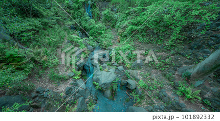 公園で流れ落ちる滝 公園で流れ落ちる滝 101892332