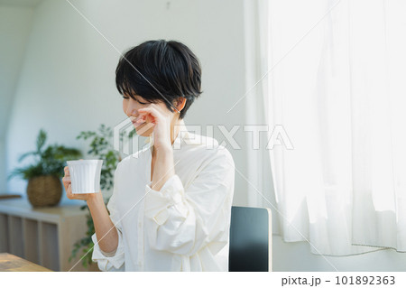 朝食を食べる女性　 101892363