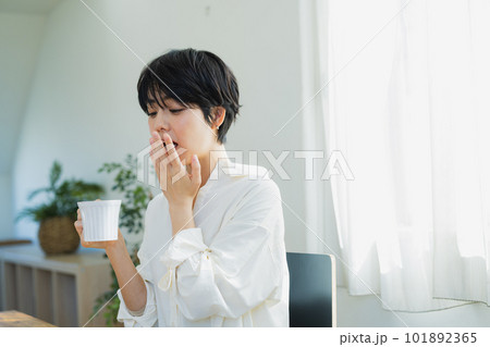 朝食を食べる女性 朝食を食べる女性 101892365