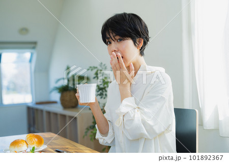 朝食を食べる女性 朝食を食べる女性 101892367