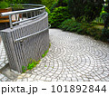 スロープのある道 101892844