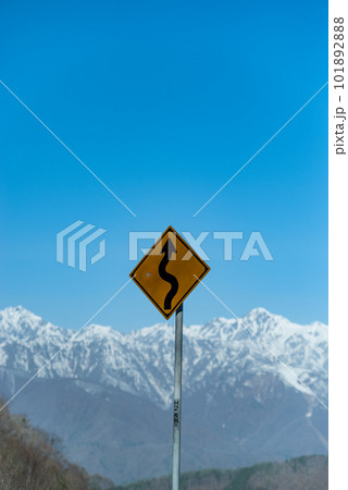 北アルプスと道路標識　白沢峠展望台 101892888