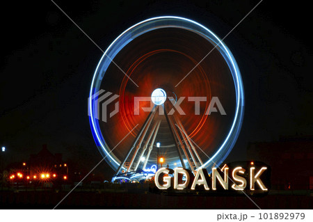 rotating ferris wheel at night  101892979