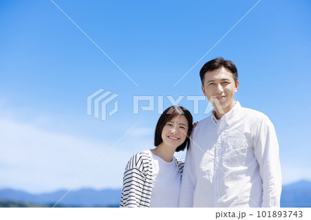 男女　夫婦　青空 101893743
