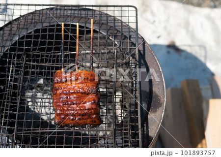 【中津川河川敷で熾火を使って鰻の蒲焼きを焼く】 【中津川河川敷で熾火を使って鰻の蒲焼きを焼く】 101893757