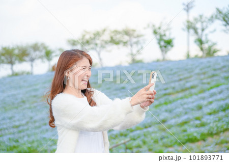 ネモフィラ畑を撮る女性 スマホを操作する女性 ネモフィラ畑を撮る女性 スマホを操作する女性 101893771