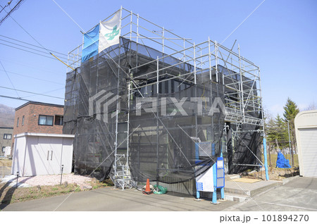 住宅リフォームの様子 外壁塗装のための養生 101894270