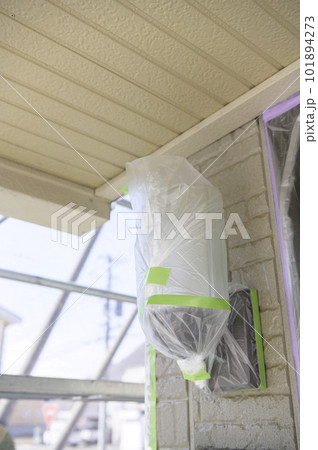 住宅リフォームの様子 外壁塗装のための養生 101894273