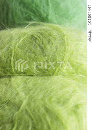 グリーン系モヘアの毛糸玉クローズアップのイメージ グリーン系モヘアの毛糸玉クローズアップのイメージ 101894444