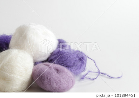 白バックで撮ったモヘアの白と紫(パープル)の毛糸玉 白バックで撮ったモヘアの白と紫(パープル)の毛糸玉 101894451