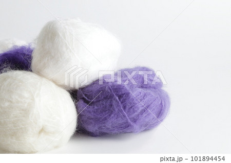 白バックで撮ったモヘアの白と紫（パープル）の毛糸玉  101894454