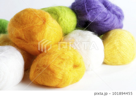 白バックで撮った色とりどりモヘアの毛糸玉 白バックで撮った色とりどりモヘアの毛糸玉 101894455