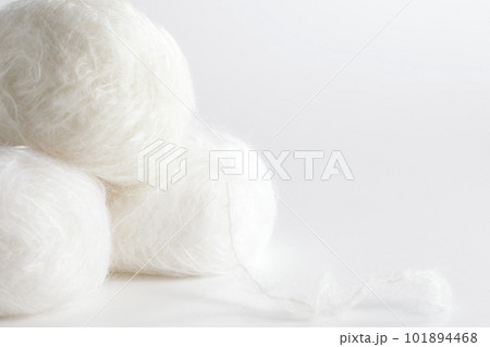 白バックで撮った白いモヘアの毛糸玉 101894468