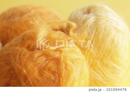 黄色の背景で撮ったイエローモヘアの毛糸玉 クローズアップのイメージ写真 101894476