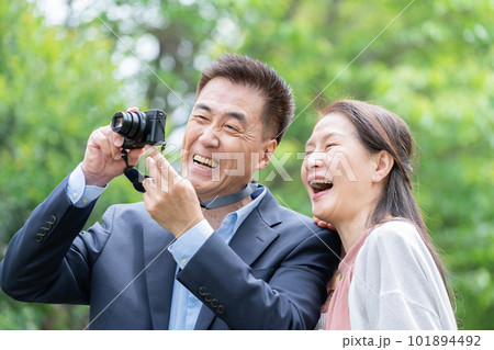 カメラで写真を撮るシニア夫婦 カメラで写真を撮るシニア夫婦 101894492